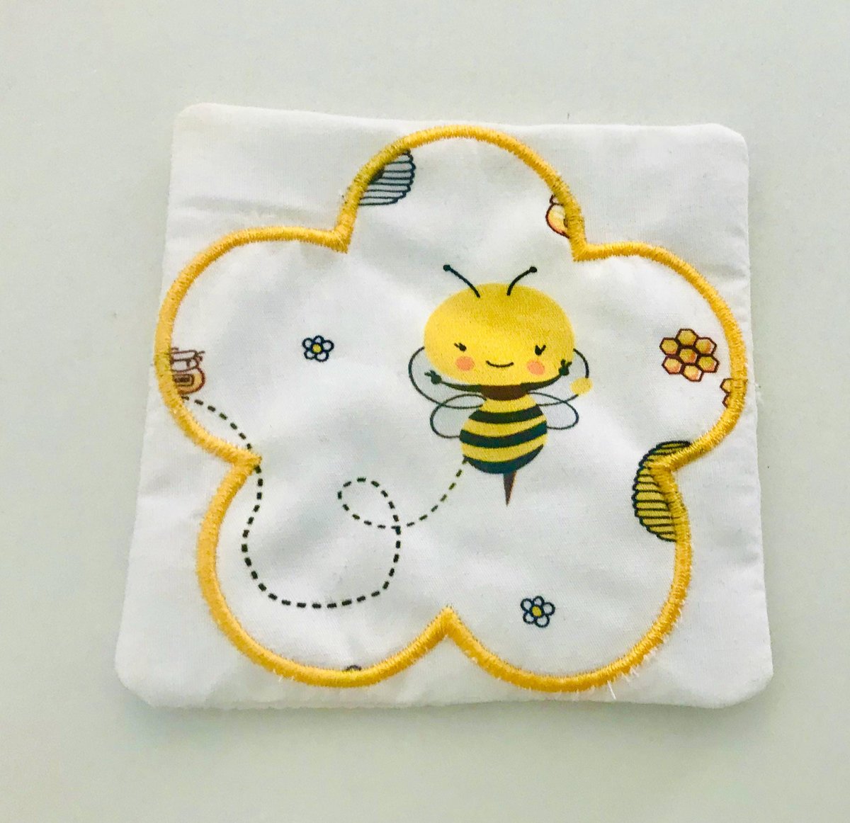 Daisy Applique Coaster Embroidery File, Bumble Bee Mug Rug (Digital Download)